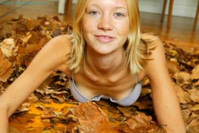 Blonde Belinda slank in haar witte meisjes onderbroek