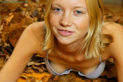 Blonde Belinda slank in haar witte meisjes onderbroek