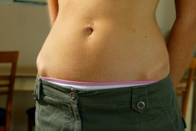 Blonde Belinda slank in haar witte meisjes onderbroek