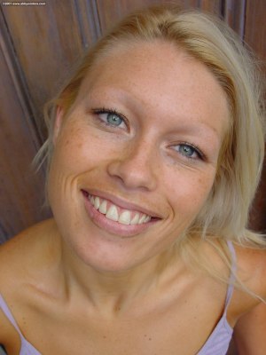 Zoe doet haar kleren uit bij de voordeur