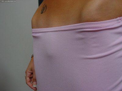 Zoe doet haar kleren uit bij de voordeur