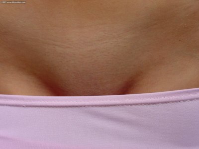 Zoe doet haar kleren uit bij de voordeur