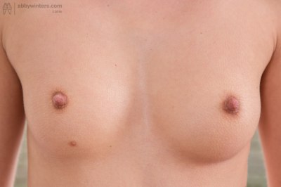 Student die schoonmaakt uit de kleren tijdens poetsen