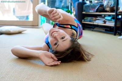 Een intieme naaktsessie met een jong knap meisje