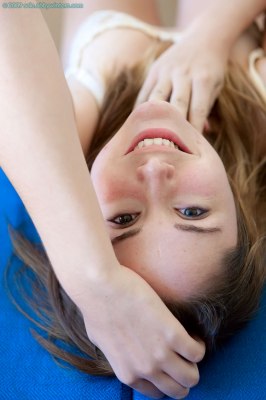 Een intieme naaktsessie met een jong knap meisje