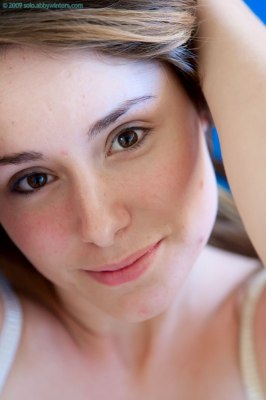 Een intieme naaktsessie met een jong knap meisje