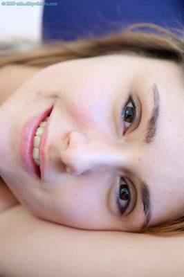 Een intieme naaktsessie met een jong knap meisje