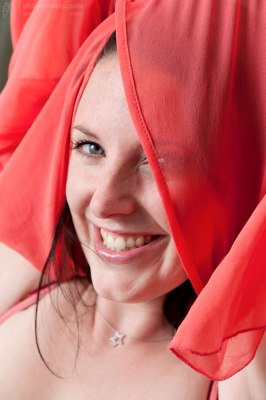 Jonge meid met enorm grote natuurlijke borsten