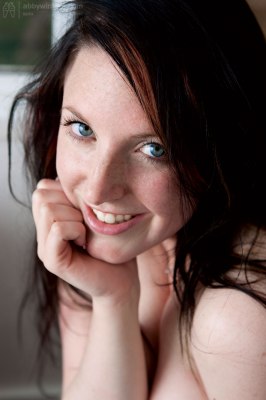 Jonge meid met enorm grote natuurlijke borsten