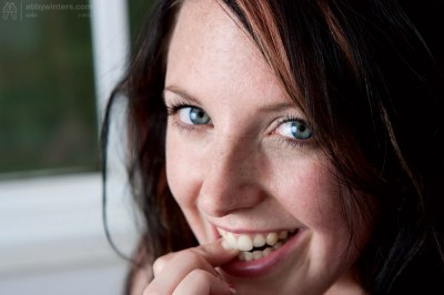 Jonge meid met enorm grote natuurlijke borsten