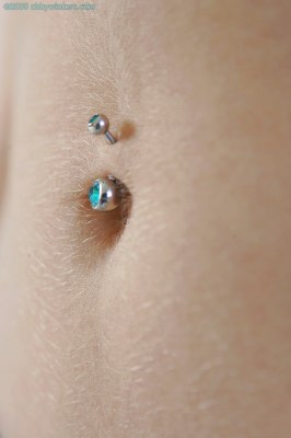 Vivien naakt met goed gevormde natuurlijke borsten