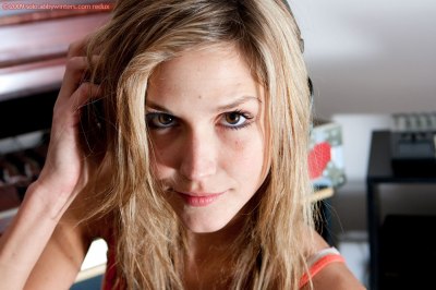 Knappe en ultra slanke Rebecca luistert naar muziek terwijl zij zich uitkleedt