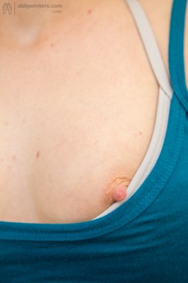 Monica plast buiten in de natuur uit haar plasgaatje