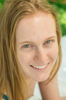 Monica plast buiten in de natuur uit haar plasgaatje