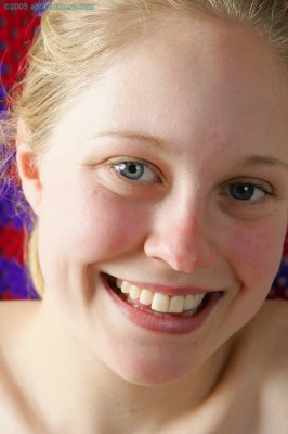 Blonde Rosanna met lief uiterlijk en grote borsten doet haar allereerste bloot shoot