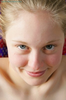 Blonde Rosanna met lief uiterlijk en grote borsten doet haar allereerste bloot shoot