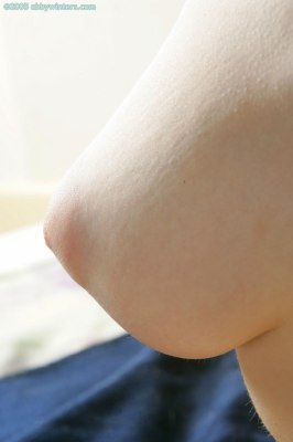 Blonde Rosanna met lief uiterlijk en grote borsten doet haar allereerste bloot shoot