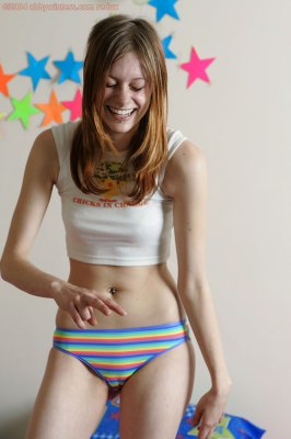 Dun meisje met sexy piercings uit de kleren en helemaal bloot