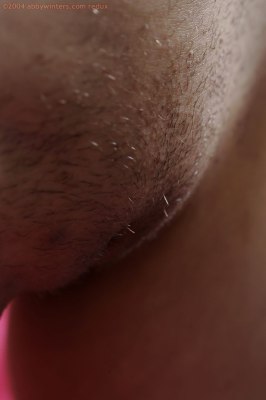 Dun meisje met sexy piercings uit de kleren en helemaal bloot