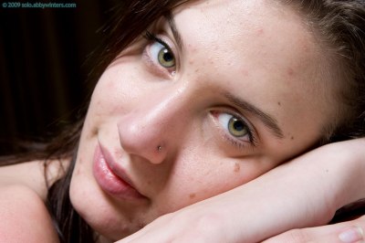 In de slaapkamer kleedt Jana zich uitdagend uit