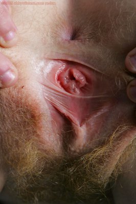 Jong meisje plast in bad en over zichzelf