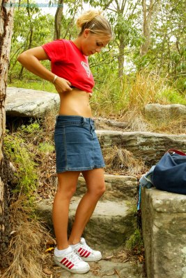 Jonge griet trekt haar bikini aan onder haar shirt en rokje