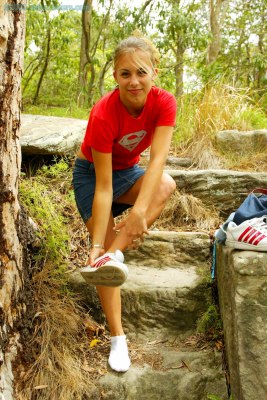 Jonge griet trekt haar bikini aan onder haar shirt en rokje