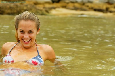 Jonge griet trekt haar bikini aan onder haar shirt en rokje