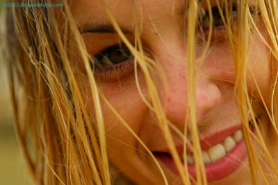 Jonge griet trekt haar bikini aan onder haar shirt en rokje