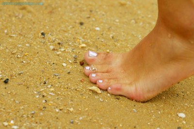 Jonge griet trekt haar bikini aan onder haar shirt en rokje
