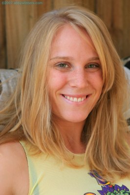 Natuurlijk blonde meid bloot met vrouwelijke rondingen