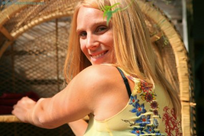 Natuurlijk blonde meid bloot met vrouwelijke rondingen