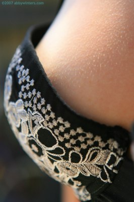 Natuurlijk blonde meid bloot met vrouwelijke rondingen