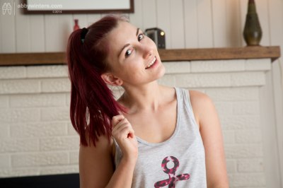 Mooie slanke jonge vrouw laat haar vagina zien Ella C