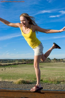 Deze meid heeft veel lef dat ze buiten bloot loopt