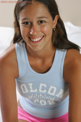 Tiener meisje met een heel klein kutje naakt foto