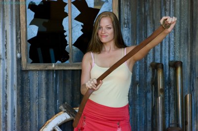 Naakte vrouw vingert haar kutje