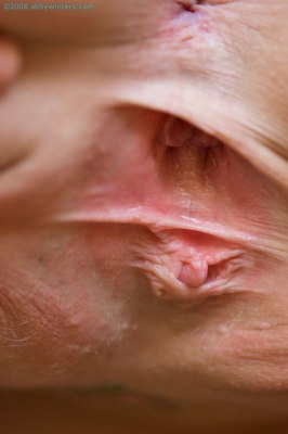 Naakte vrouw vingert haar kutje