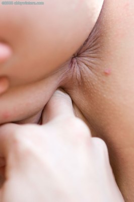 Naakte vrouw vingert haar kutje