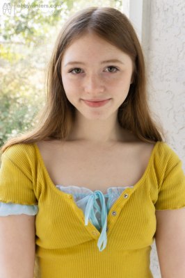 Lieve meid naakt met tampon in haar kutje