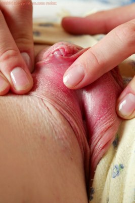 Meisje masturbeert en krijgt grote clitoris intieme foto