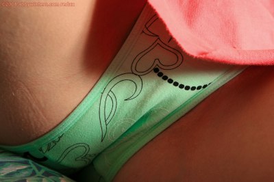 Jong amateur meisje duwt twee vingers in haar poesje