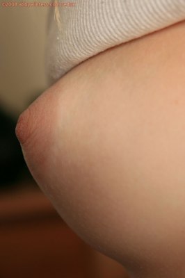 Jong amateur meisje duwt twee vingers in haar poesje