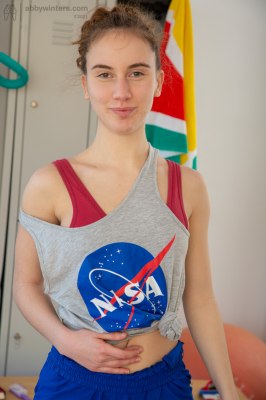 Sportief meisje naakt in gym