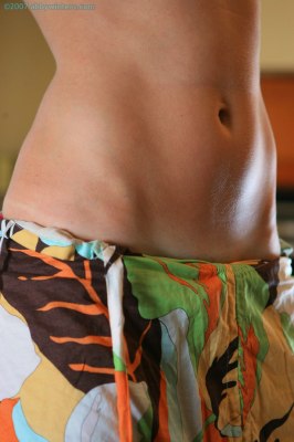 Geweldig mooie meid helemaal uit de kleren en laat perfect figuur zien