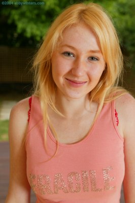 Meid Lola naakt: tiener met ronde volle borsten