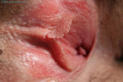 Celina trekt haar spleetje helemaal open voor de foto