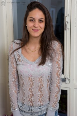 Meisje vingert haar poepgaatje en krijgt zichtbaar nat spleetje