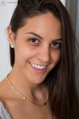 Meisje vingert haar poepgaatje en krijgt zichtbaar nat spleetje