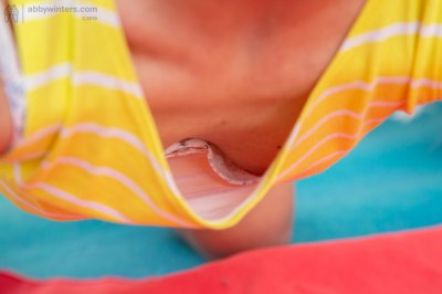 Fitte jonge vrouw poseert naakt met slank lijf